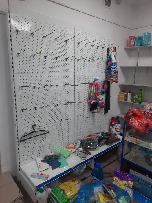 Продам стеллажи и витрину