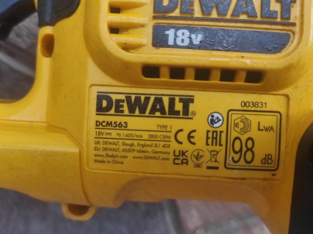 Ferăstrău  ptr. gard viu DEWALT DCM 563 ca nou