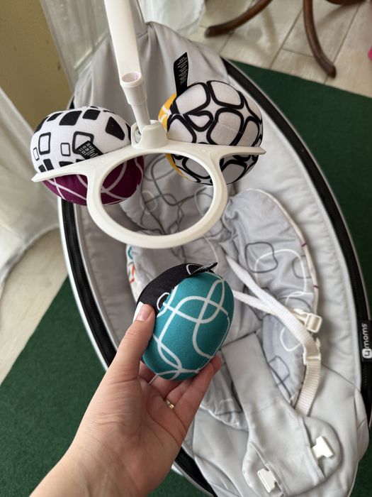 Fotoliul balansoar MamaRoo 4.0 (4 moms)