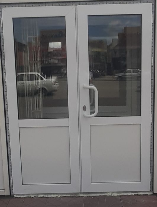Продам б/у пластиковые двери