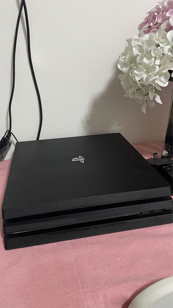 Ps4 pro 1 tb, с коробкой, с подпиской