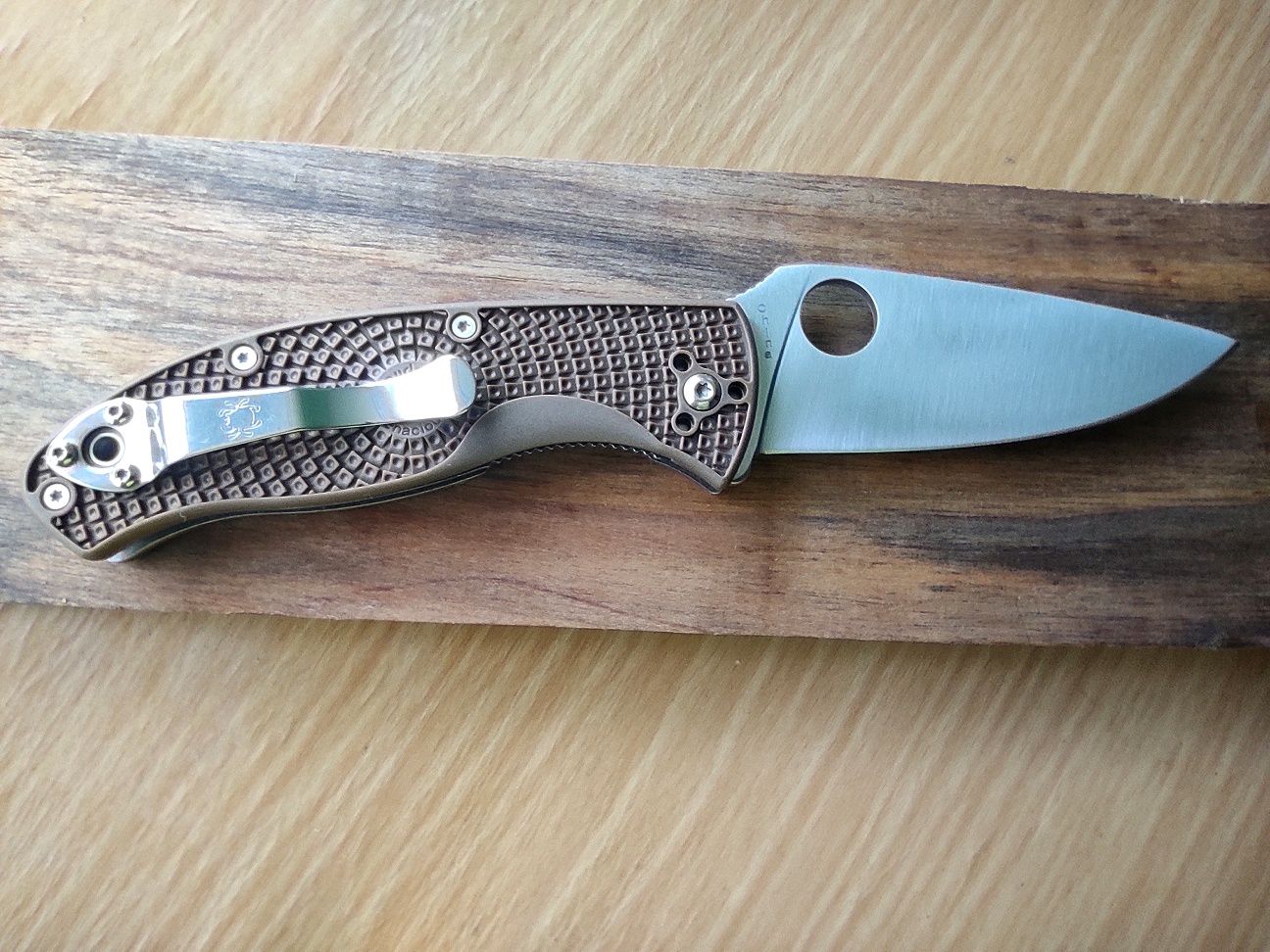 Сгъваем нож, който е КАТО Spyderco Tenacious FRN