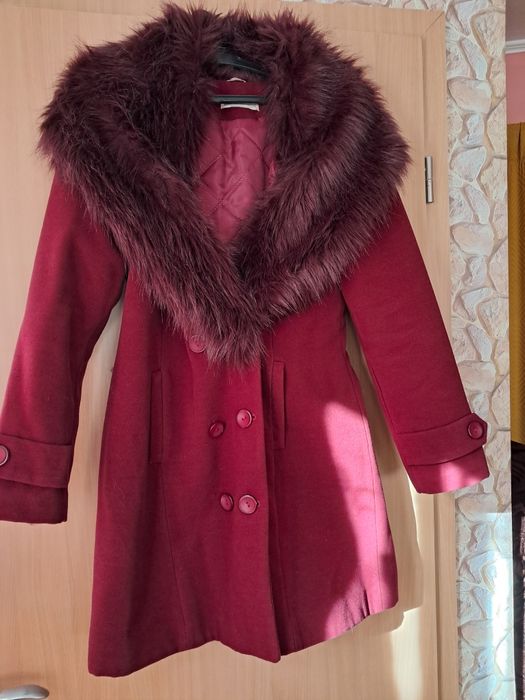 Palton bordo cu gluga de blana artificiala, bust44,talia 43,sold46,l