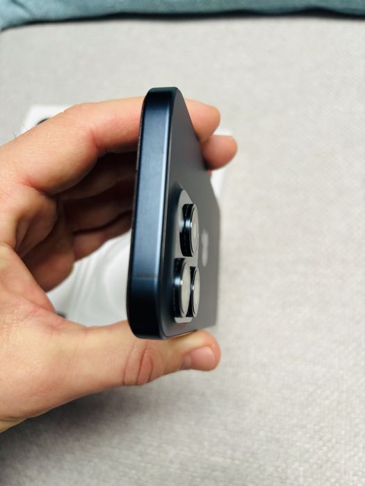 Продавам iPhone 15 pro 256GB