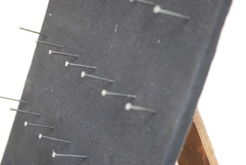 2 броя Търговски Стелаж Със 35 Закачалки Пирони