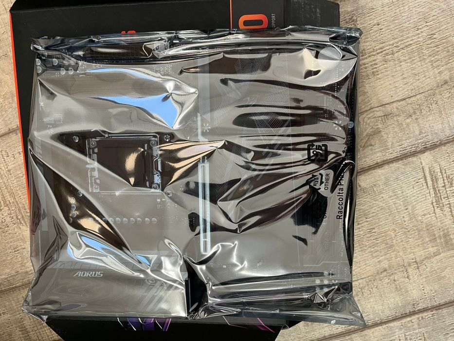 Vând placă de bază GIGABYTE B850 AORUS ELITE WIFi7, produs nou!