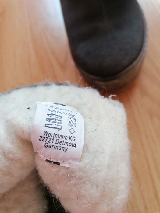 Vând cizme scurte de piele întoarsă cu ciucuri tamaris