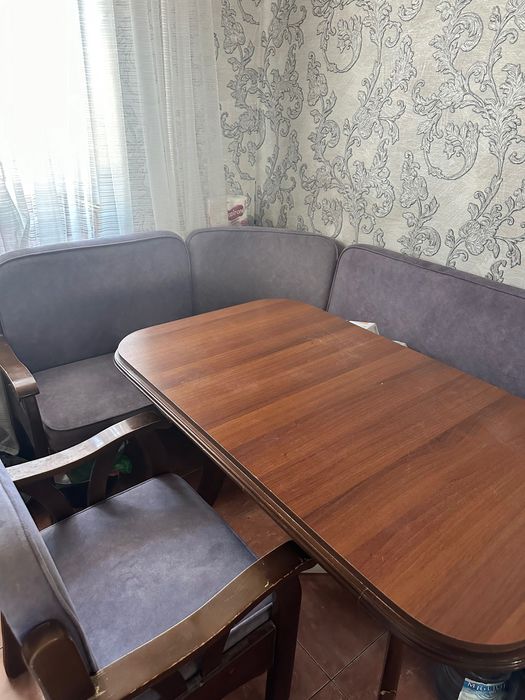 Стол с угловым диваном