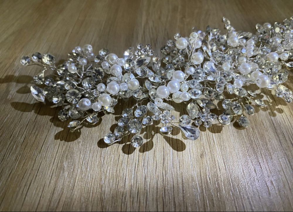 Tiara sau coronițǎ de mireasă cu zirconiu și perle
