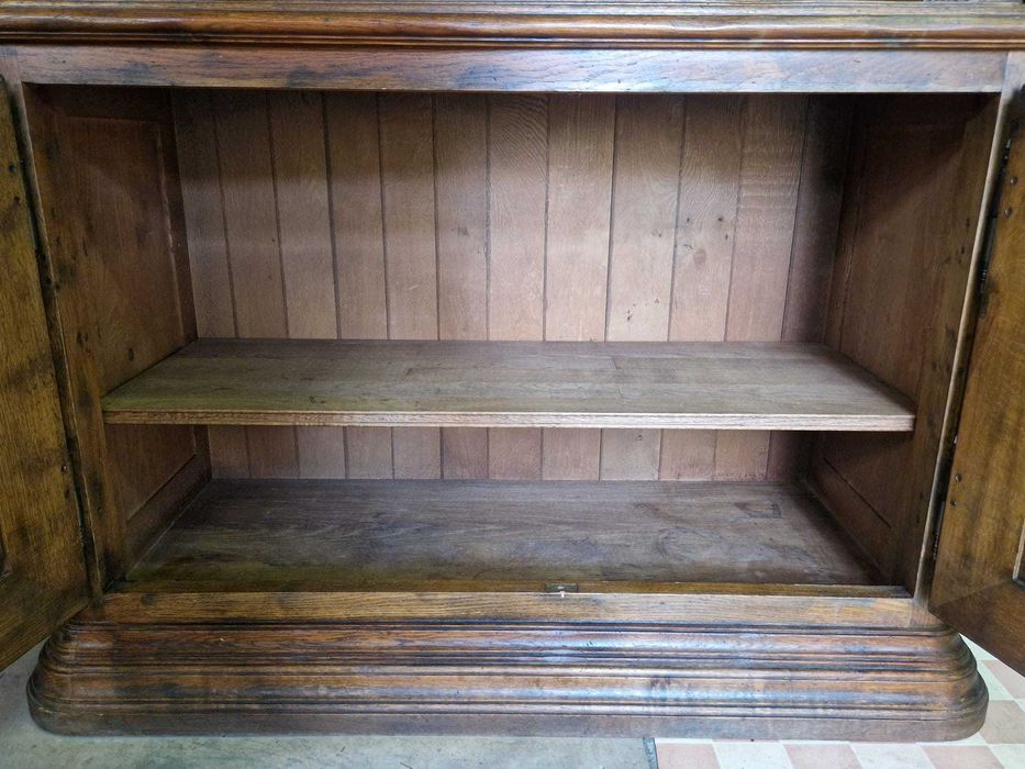 Дъбов шкаф витрина от две части