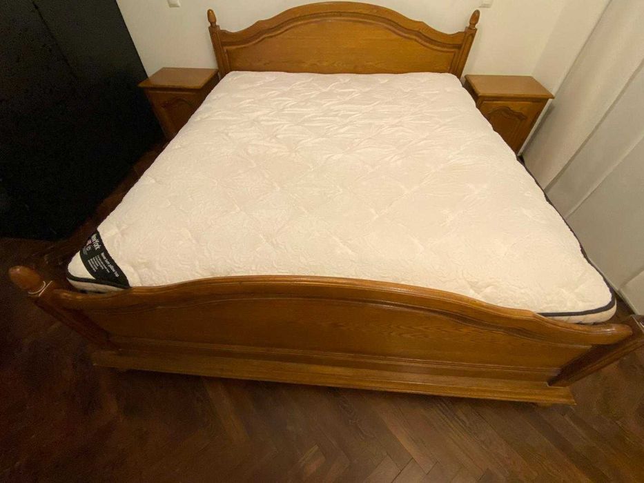 Pat si noptiere din stejar masiv