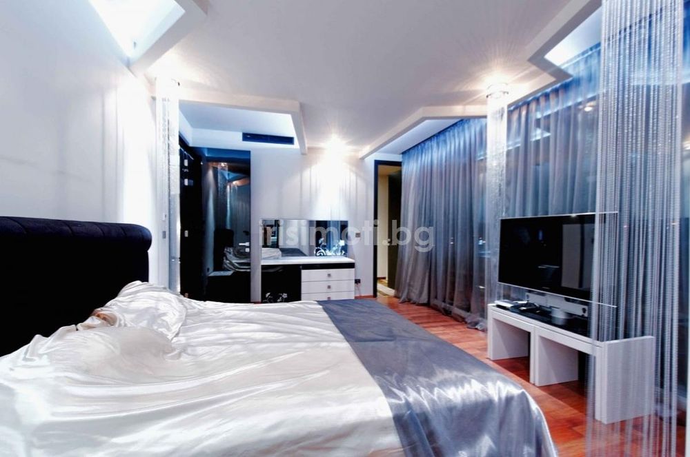 Продава , €675000, 241кв.м. в бул. България