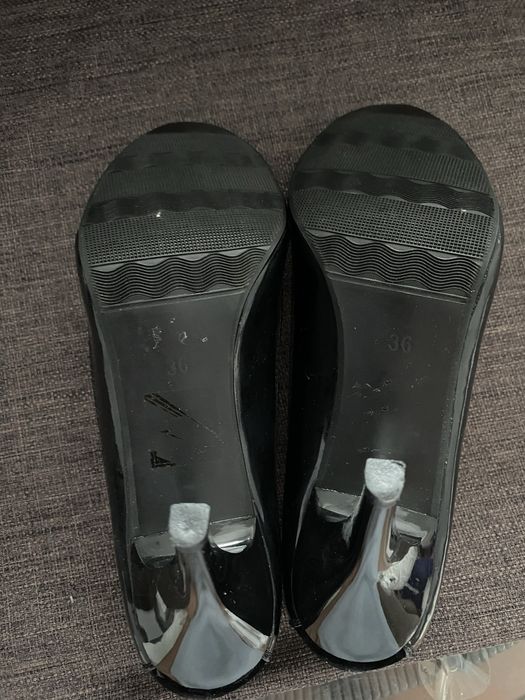 Pantofi catifea si lac 36 usor zgariati tinuti in cutie/ nepurtati