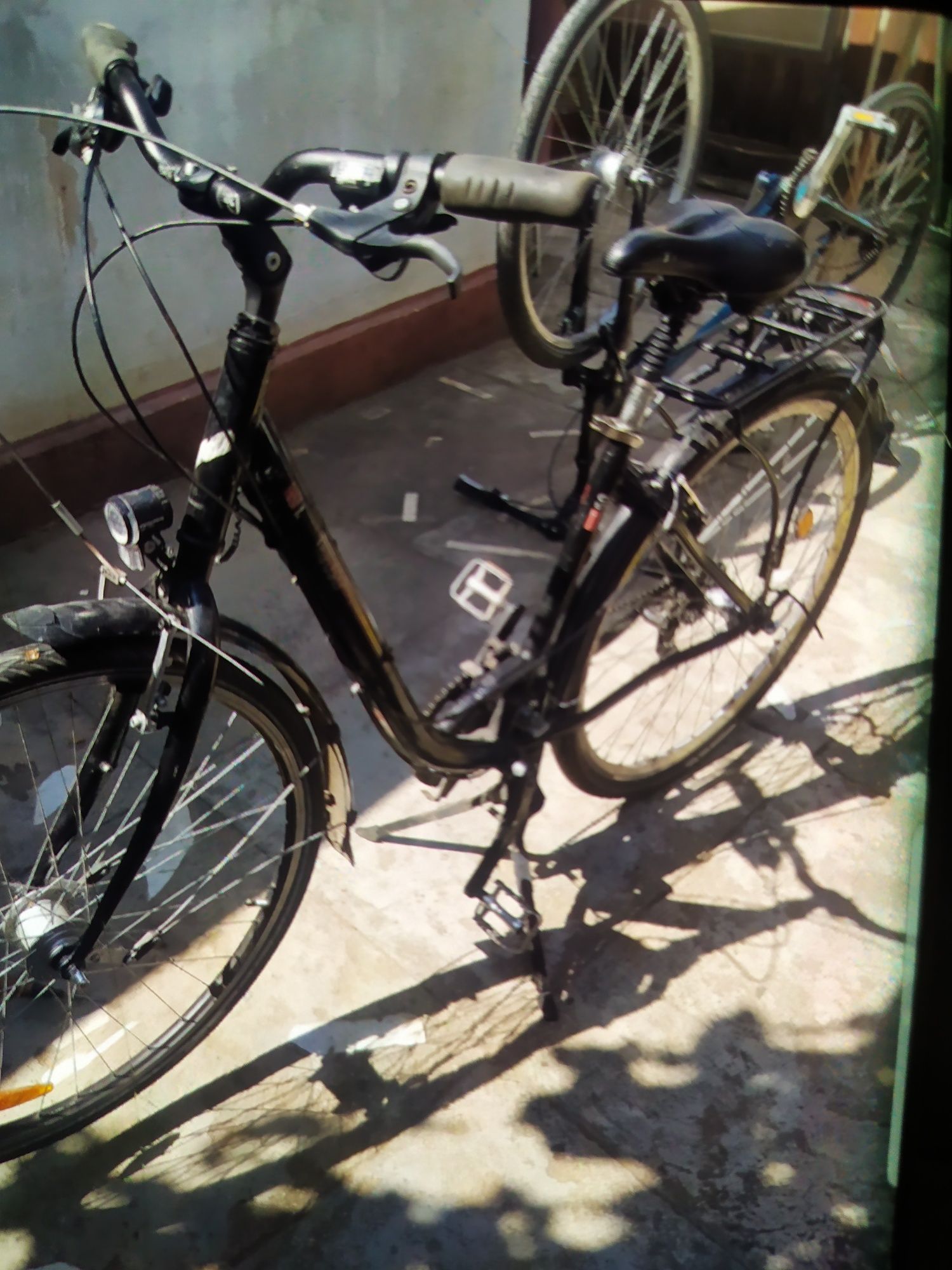 Roata de bicicleta pe 28 cu dinam in butuc