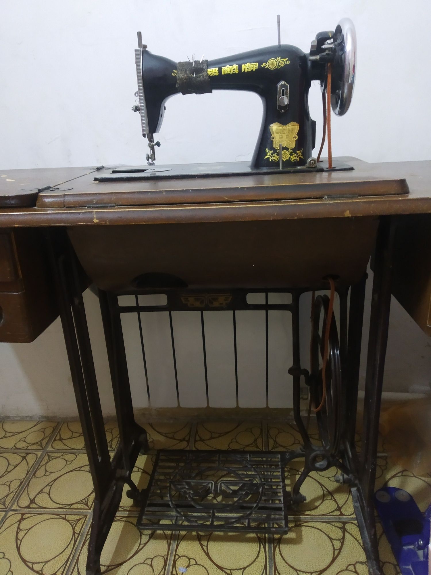 Швейная машина  бу Китай , ножная  универсальная ,для тонких и плотных
