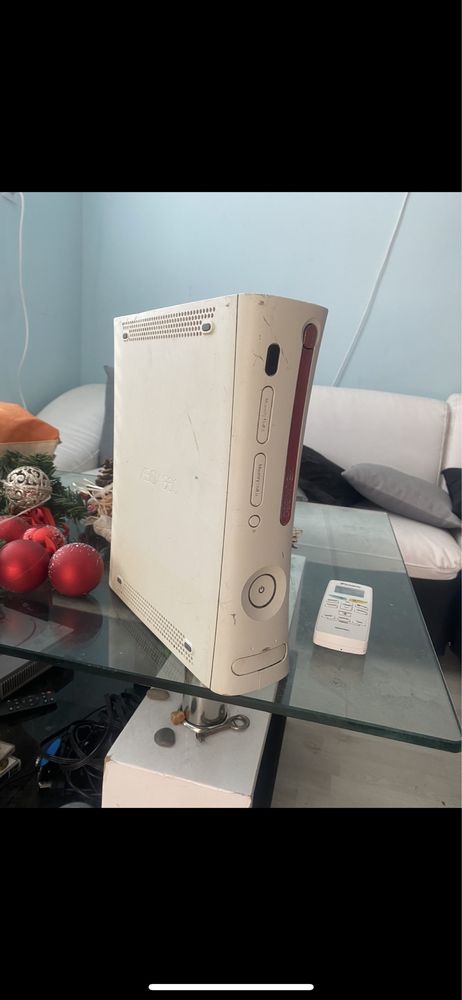 Xbox 360 fat няма кабели и котролер за това цената е такава