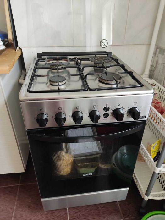 Aragaz Zanussi cu buton de pornire