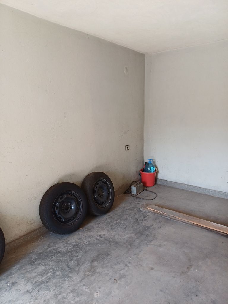Дава се под наем Гараж / Паркомясто в Търговище, Център - 14 кв.м за 51 € - Снимка #3