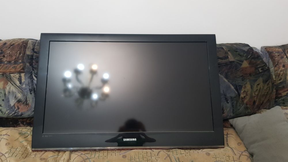 Телевизор Samsung с подставкой