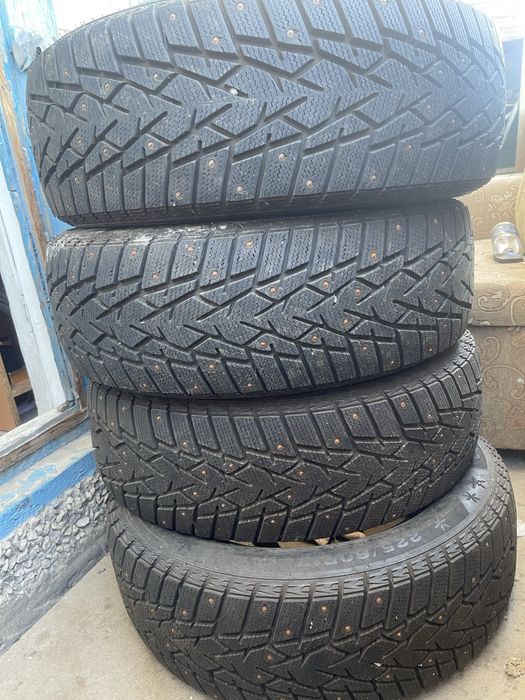 зимний шипованние , почти новый