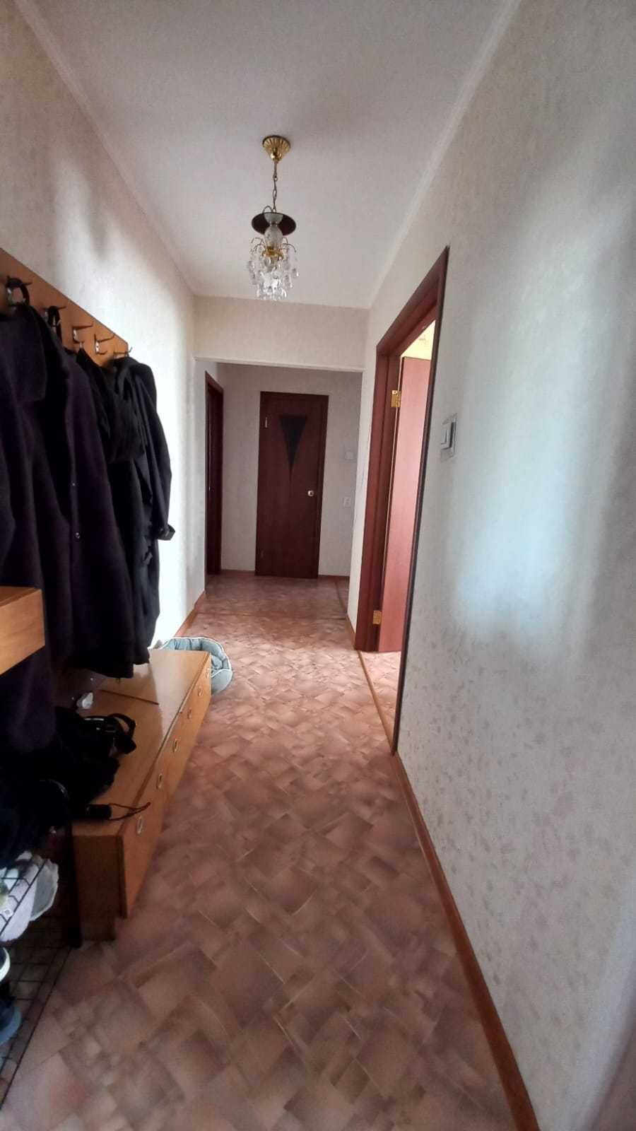 Продам 3-х УП на 8 мкр, 5/9 этаж , лифт работает
