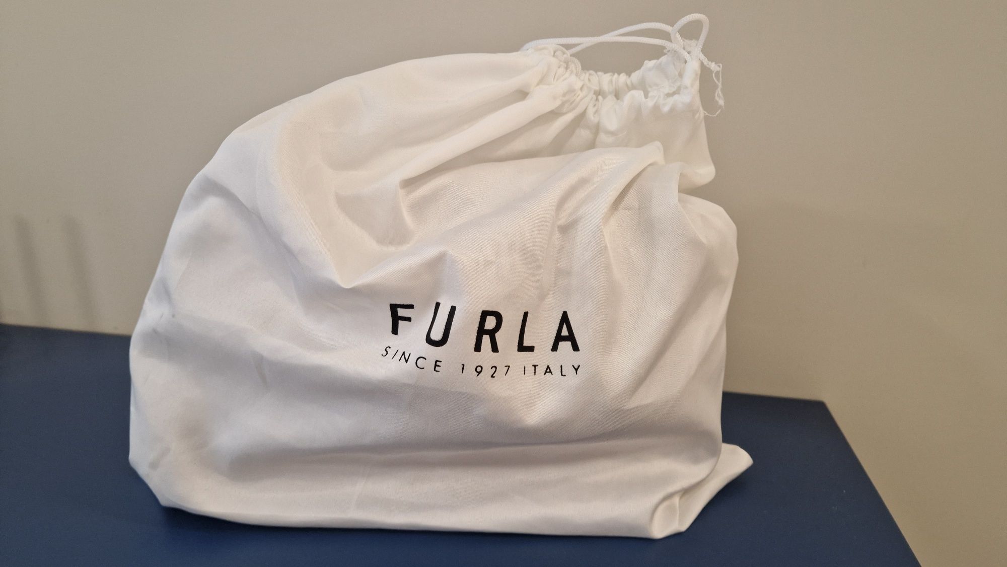 Прекрасна Furla Flow