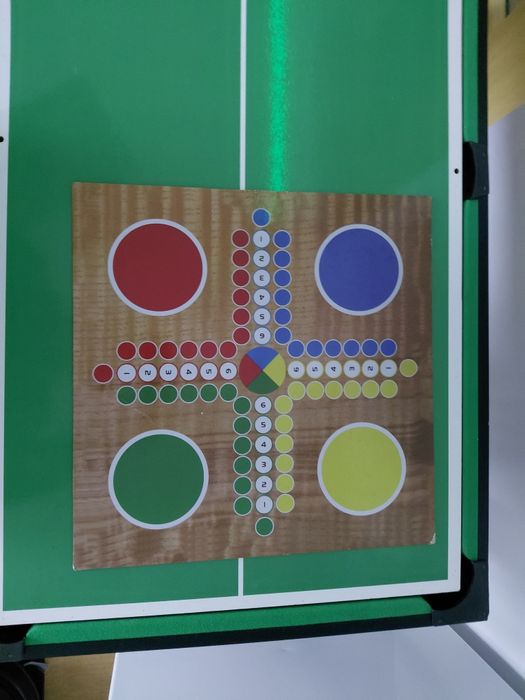 Vând masă de jocuri