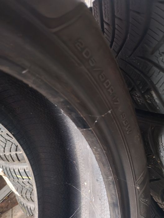 Vând cauciucuri de iarnă Goodyear 205 50 17
