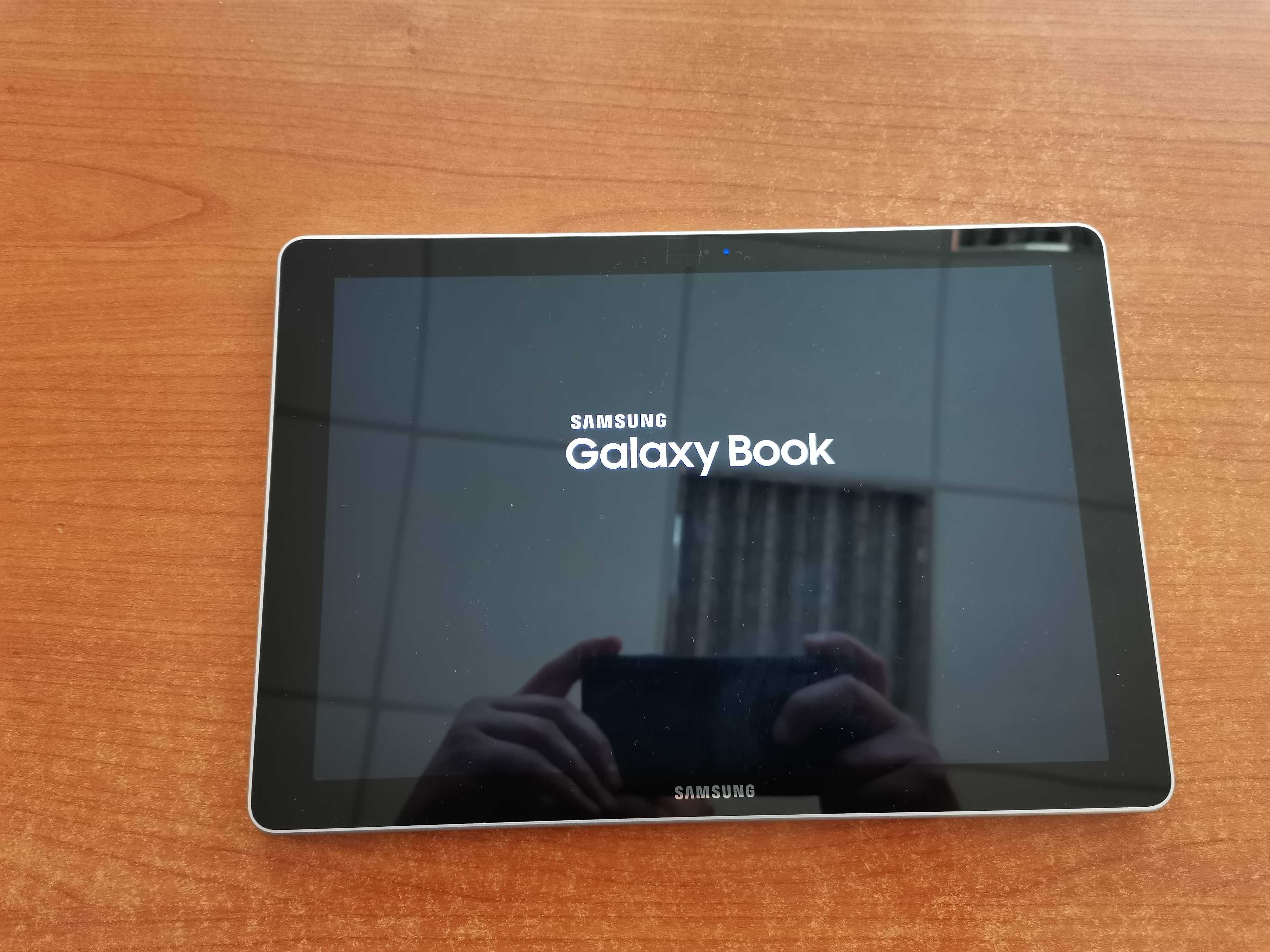 Лаптоп/таблет Samsung Galaxy Book 10.6-inch 128Gb, 2 in 1 Detachable