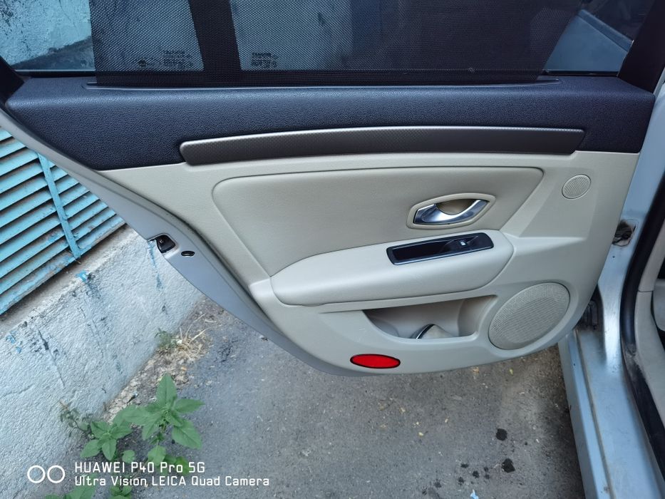 Satoza fata usa Renault Laguna 3