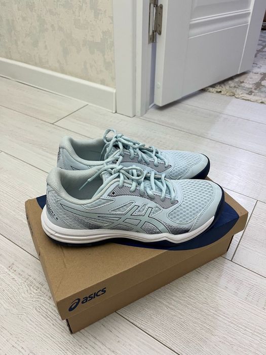 Продам фирменные кроссовки от Asics!