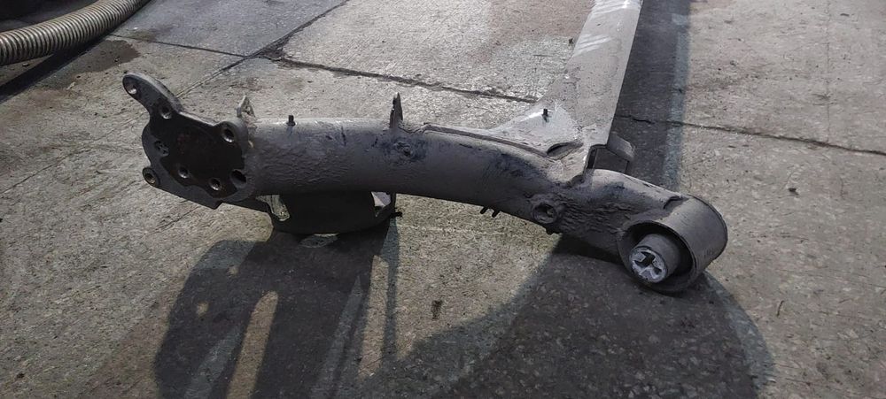 Продам заднюю  балку на фольксваген поло 5 и переднюю стойку