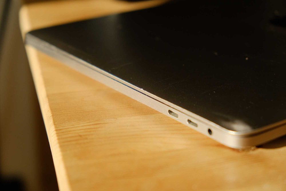 MacBook Pro A1706 - 13" Retina Display, Touch Bar, 500GB SSD, 8GB RAM