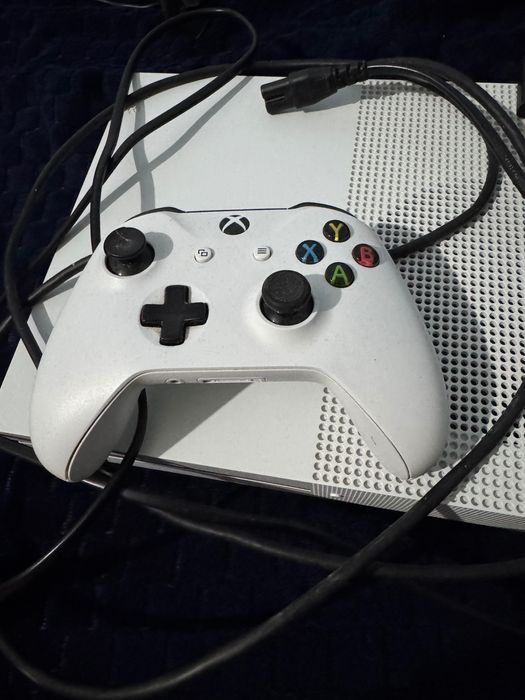 Vând Xbox one s 1tb