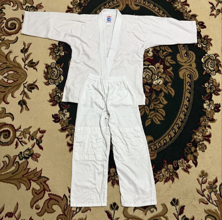 Кимано белый размер 150 не носил много