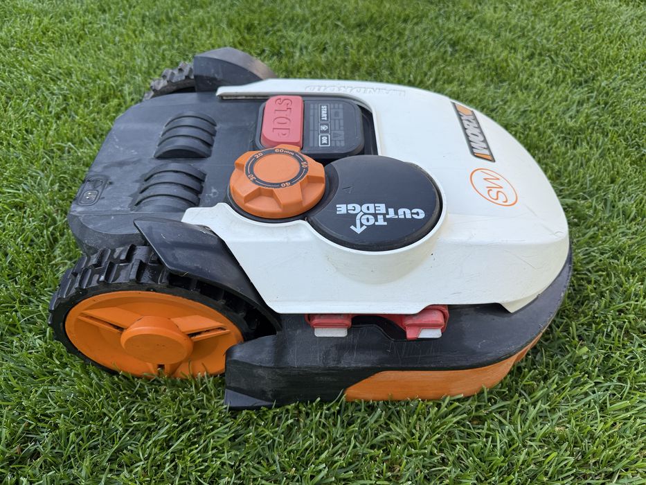 Vand robot tuns iarba