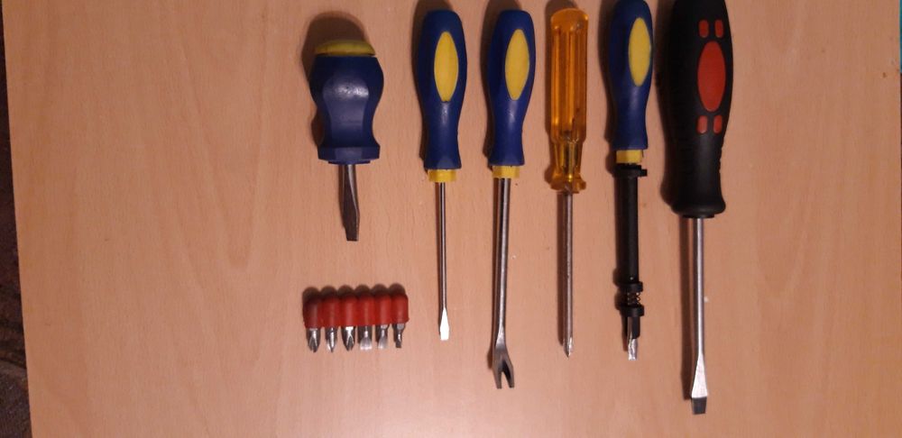 Șurubelnițe diferite + 6 Biți