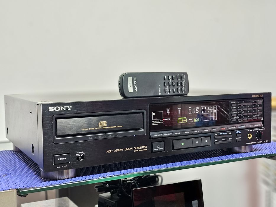 Cd player Sony CDP-990 cu telecomanda 4D/A eșalonat pe 16fs45 de biți.