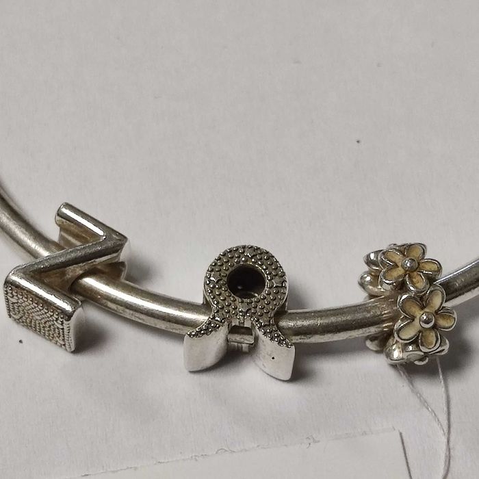 Сребърна гривна Pandora с три талисмана 15.36гр.