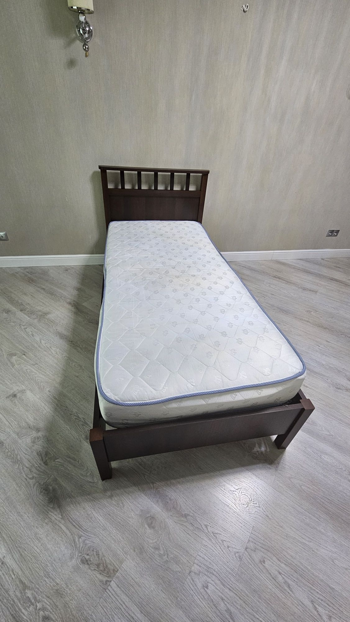 Продам односпальную кровать б/у