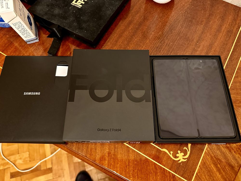 Samsung z fold 4 tot pachetul aproape nou
