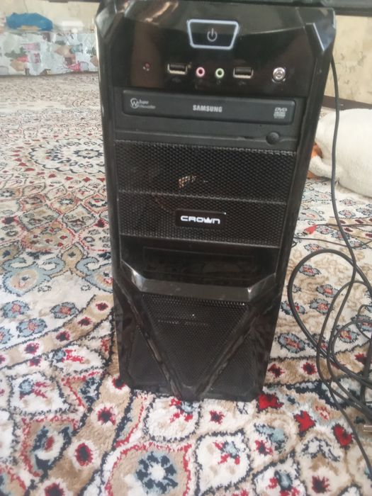 Системный блок игровой плюс клавиатура и мичка