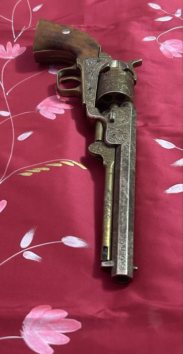 Revolver decorativ tip Colt Navy 1851 – piesă de colecție