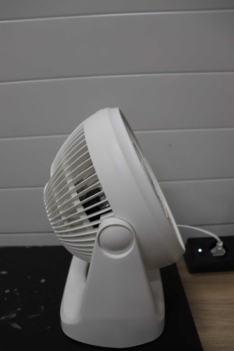 Преносим настолен вентилатор Amazon Basics, 18см, тихо охлаждане, 3ск.