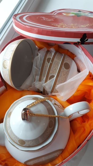 Продам фарфоровые чайный сервиз