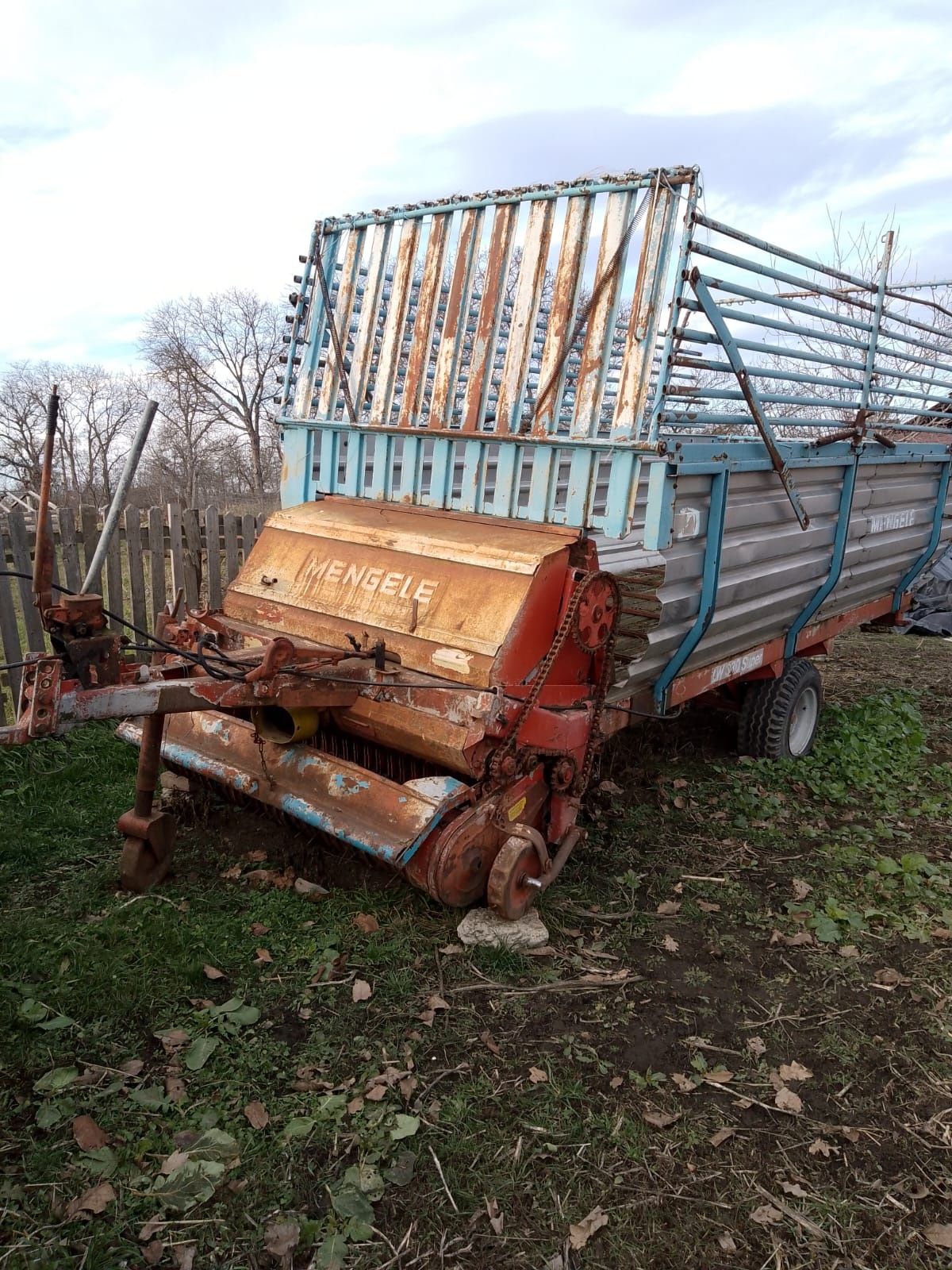Vând remorcă de adunat fân sau lucernă