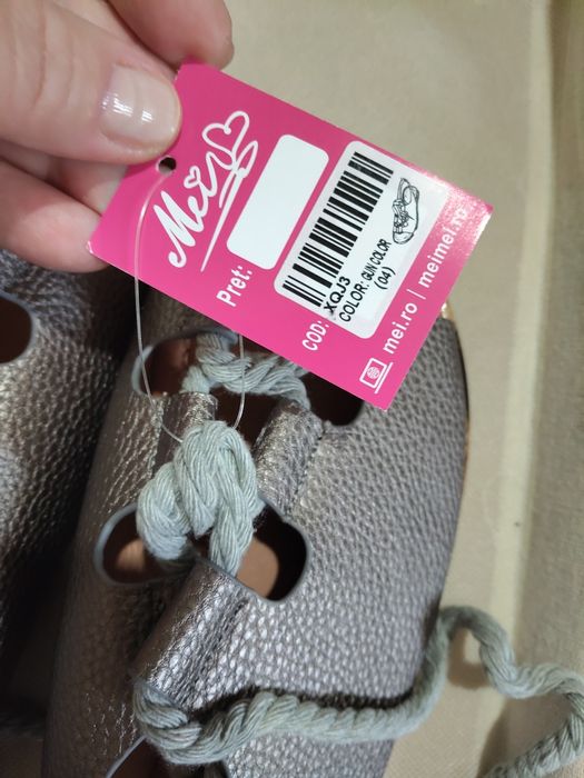 Sandale noi ,cu sireturi