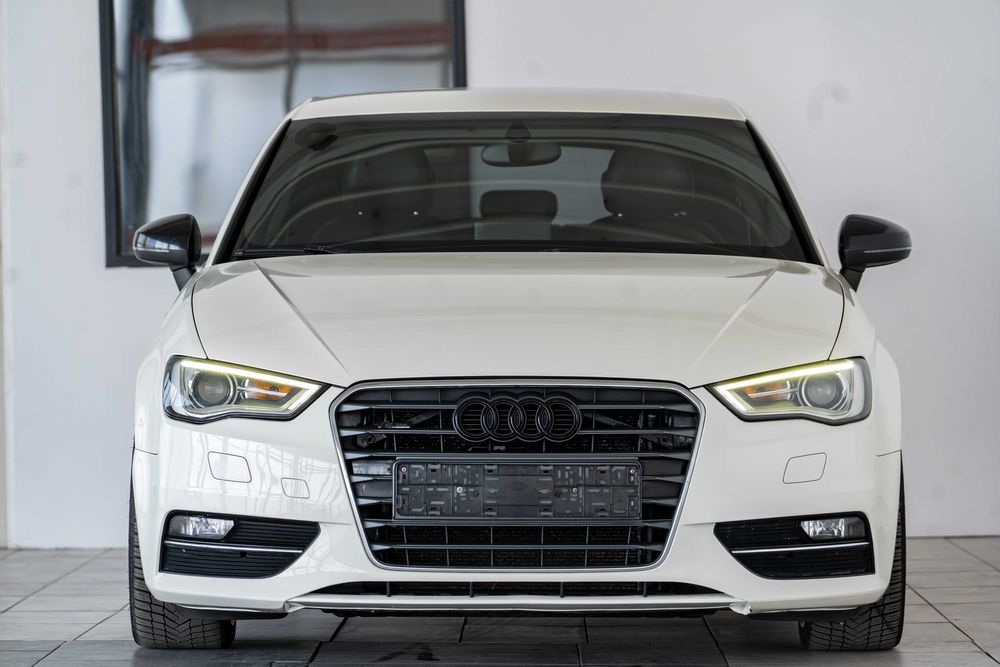 Audi A3 8V S-Line * 1.6 TDI 105 cp * Piele * Senzori parcare * Xenon