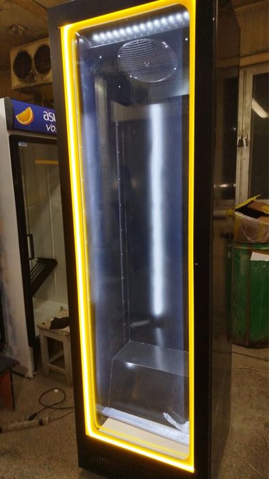 Продам холодильную витрину для напитков новая.