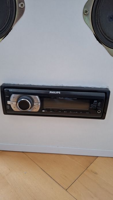 Radio cu boxe in carcasa